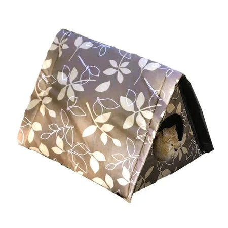 Cabane pour Chat Extérieur Triangulaire avec Imprimé sur fond blanc avec un chat à l'intérieur