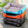 Coussin Chat, Maison, Niche, Confortable Repos Douillet Garanti Pour toi Mon chat 4 couleurs sur sol carrelage gris et rideaux blancs