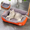 Coussin Chat, Maison, Niche, Confortable Repos Douillet Garanti Pour toi Mon chat orange sur sol carrelage gris et rideaux blancs et zoom coussin vide