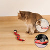Jouet pour Chat - Serpent Interactif un chat marron joue avec le serpent sur le sol beige; deux petites fenêtres avec autres images du serpent