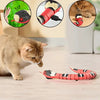 Jouet pour Chat - Serpent Interactif un chat marron clair devant meuble et pots de plantes vertes, sur sol blanc, joue avec le serpent; trois petites fenêtres avec autres images du serpent.