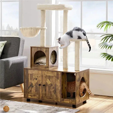 Meuble Litière Chat en Forme de Tour en Bois avec trois chats dedans installé à côté d'un canapé gris devant des fenêtres