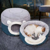 Panier Chat Coussin & Grotte – le Refuge Douillet pour Votre Félin ! 1 grotte et 1 lit où y dort un chat blanc roux devant une chaise grise et une fenêtre