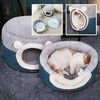 Panier Chat Coussin & Grotte – le Refuge Douillet pour Votre Félin ! chat blanc roux dormant sur le lit, 2 petites fenêtres montrant le produit sous d'autres angles