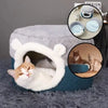 Panier Chat Coussin & Grotte – le Refuge Douillet pour Votre Félin ! Chat blanc roux sortant sa tête de la grotte, avec 2 ronds montrant le produit en d'autres situations