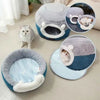 Panier Chat Coussin & Grotte – le Refuge Douillet pour Votre Félin ! chat blanc gris regardant vers le haut devant rideau blanc, grotte et lit et 2 ronds pour montrer le produit dans d'autres situations