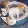 Panier Chat Coussin & Grotte – le Refuge Douillet pour Votre Félin ! Chat blanc roux dormant sur le lit, la queue sort du lit en bas. 2 fenêtres carrées pour montrer le produit