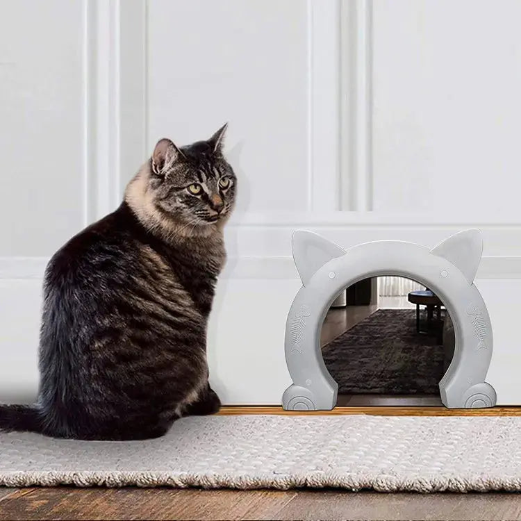 chatière à puce blanche avec chat marron à côté et tapis blanc