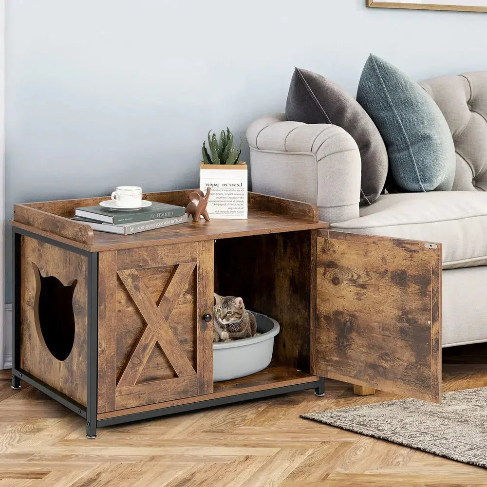 meuble litière avec double porte et ouverture de chat à gauche avec un chat dans la litière à l'intérieur à côté canapé beige