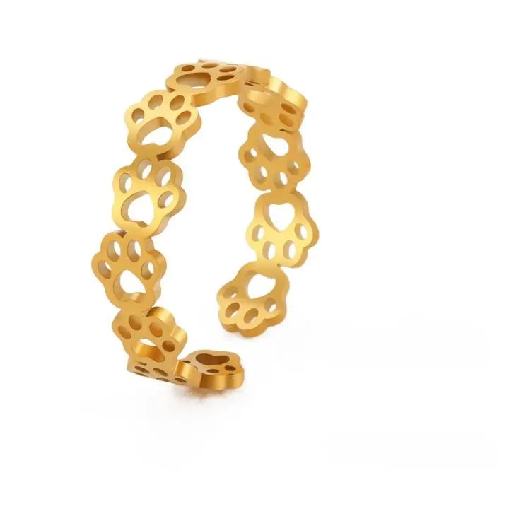 Bague Chat avec des Petites Pattes Dorées sur fond blanc