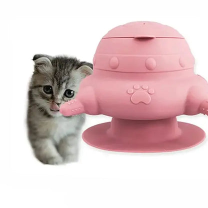 Biberon Chaton en Forme de Bol avec Quatre Tétines avec un chaton gris sur fond blanc