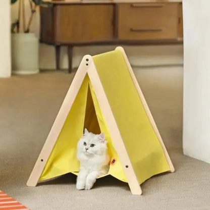 Cabane pour Chat Style Tipi avec Hamac avec un chat blanc dedans un et meuble et une plante verte derrière et un mur blanc à droite