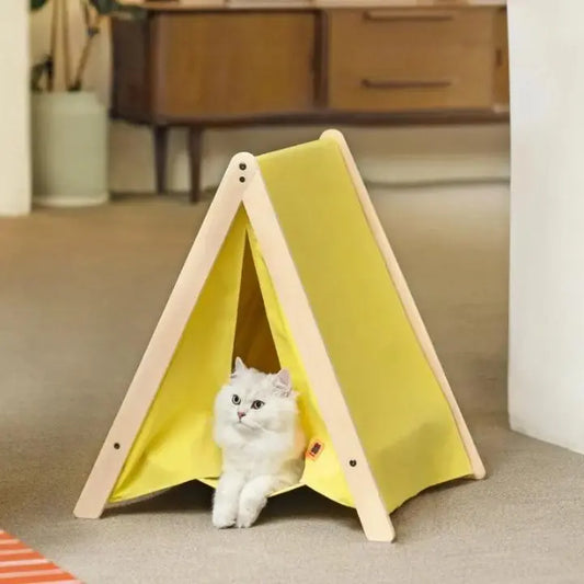 Cabane pour Chat Style Tipi avec Hamac avec un chat blanc dedans un et meuble et une plante verte derrière et un mur blanc à droite