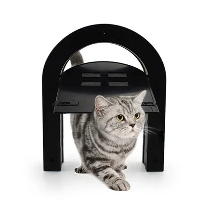 Chatière Battante en Forme de Porte sur fond blanc avec un chat gris qui passe à travers