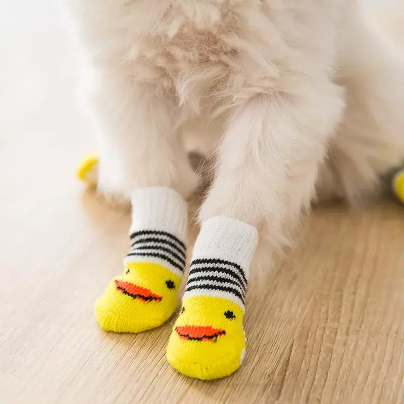 Chausson Chat avec Imprimé en Forme de Canard Amusant porté par un chat beige