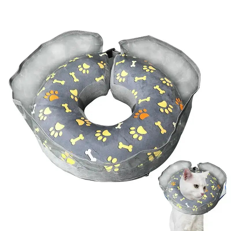 Collerette Gonflable avec Motifs de Pattes et d'Os sur fond blanc et portée par un chat blanc