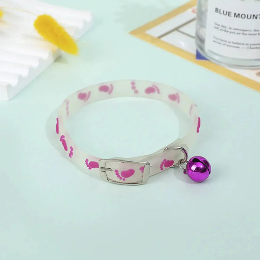 Collier Chat Anti Étranglement Fluorescent avec Clochette sur fond bleu avec des accessoires derrière