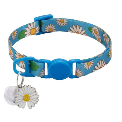 Collier Chat Anti Étranglement avec Motifs de Fleurs et Clochette sur fond blanc