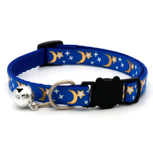 Collier Chat Anti Étranglement avec Motifs de Lunes et d'Étoiles sur fond blanc