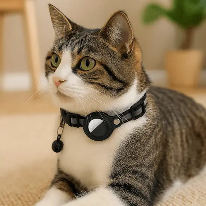 Collier GPS Chat - Support Airtag, Collier de Suivi Anti Perte : en noir porté par un chat blanc et gris sur tapis beige, en intérieur