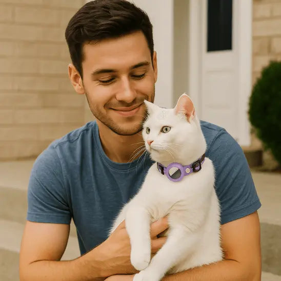 Collier GPS Chat - Support Airtag, Collier de Suivi Anti Perte : en violet sur un chat blanc dans les bras d'un jeune homme brun assis en extérieur