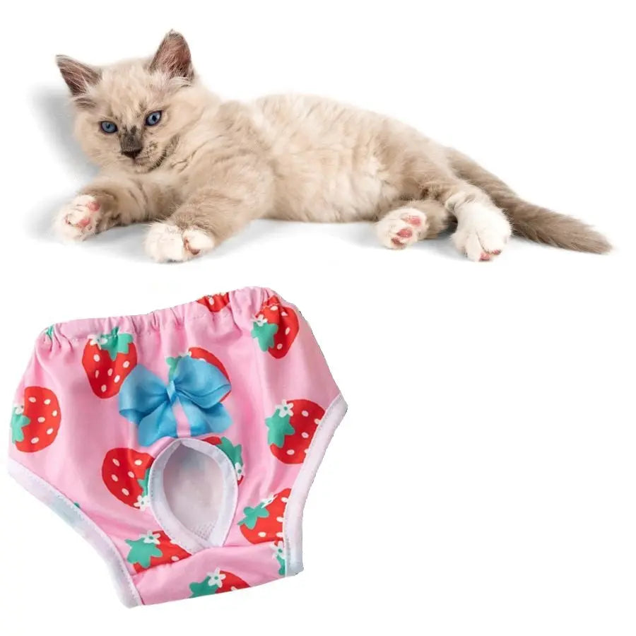 Couche pour Chat avec des Fraises Imprimées et un Nœud Papillon avec un chat marron sur fond blanc