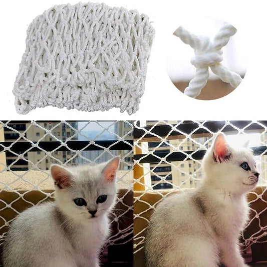 Filet de Protection Chat Robuste en Forme de Losange avec un chaton sur un balcon devant le filet