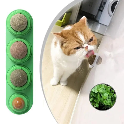 Herbe à Chat en Forme de Boules Rotatives avec un chat blanc et marron en train de lécher une des boules rotatives