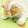 Herbe à Chat en Forme de Souris avec une Plume avec un chat blanc et roux en train de jouer avec la souris sur fond vert