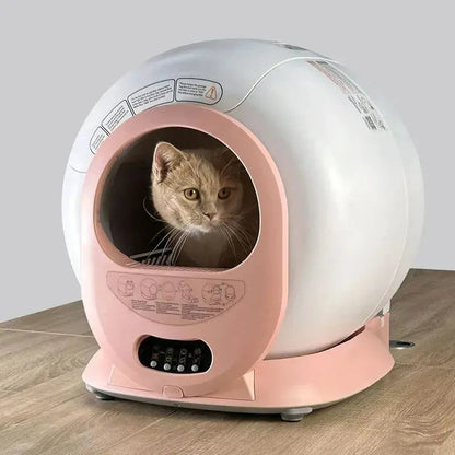Litière Automatique Fermée Contrôlable par Application posée par terre avec un chat à l'intérieur