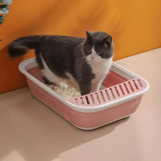 Litière Chaton Semi-Fermée avec Rebords Surélevés et Pliable avec un chat gris et blanc à l'intérieur