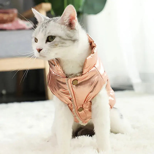 Manteau pour Chat Style Doudoune Imperméable pour l'Hiver porté par un chat gris assis sur un tapis blanc