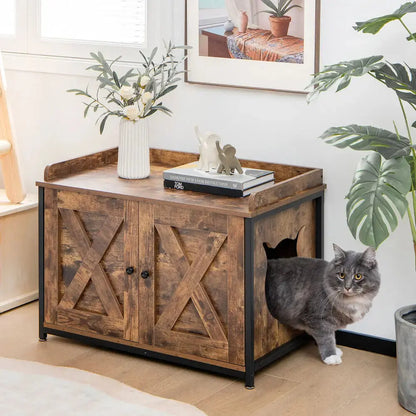 Meuble Litière Chat Style Table de Nuit Industrielle à Double Portes avec un chat gris qui sort du meuble des livres et un pot de fleur posé dessus une plante verte sur la droite et un tableau accroché au mur