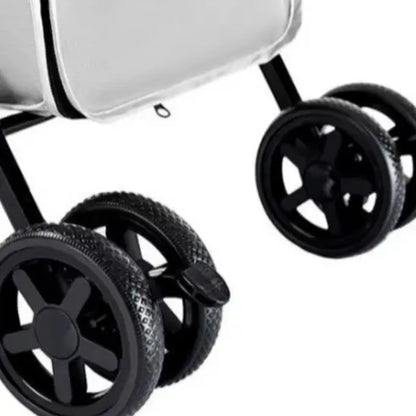 Poussette pour chat à deux étages avec sacs de rangement, pratique et confortable pour les promenades en extérieur. Zoom sur deux roues.
