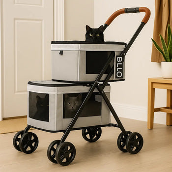 Poussette pour chat à deux étages avec sacs de rangement, pratique et confortable pour les promenades en extérieur, dans l'entrée d'une maison avec deux chats noir et un chat gris. Meuble en bois et plante verte dans pot blanc à droite.