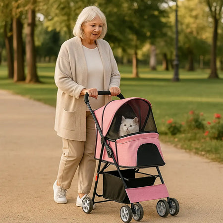 Poussette pour chat rose DODOPET, utilisée par une femme aux cheveux blancs pour transporter un chat blanc dans un parc. Confort, sécurité et praticité pour les promenades en extérieur.