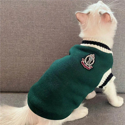 Pull pour Chat en Coton avec un Blason dans le Dos porté par un chat blanc assis sur un canapé gris 