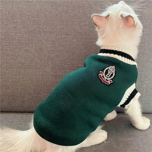 Pull pour Chat en Coton avec un Blason dans le Dos porté par un chat blanc assis sur un canapé gris 