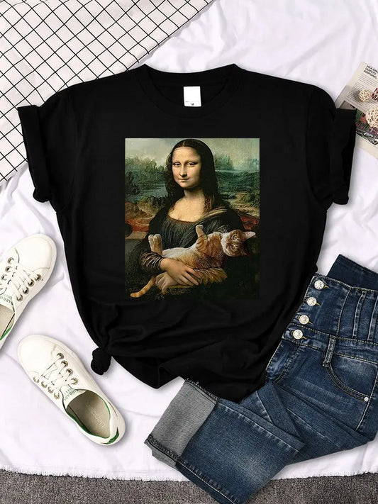 Un tee-shiert noir avec une image de la Joconde portant un chat dans les bras