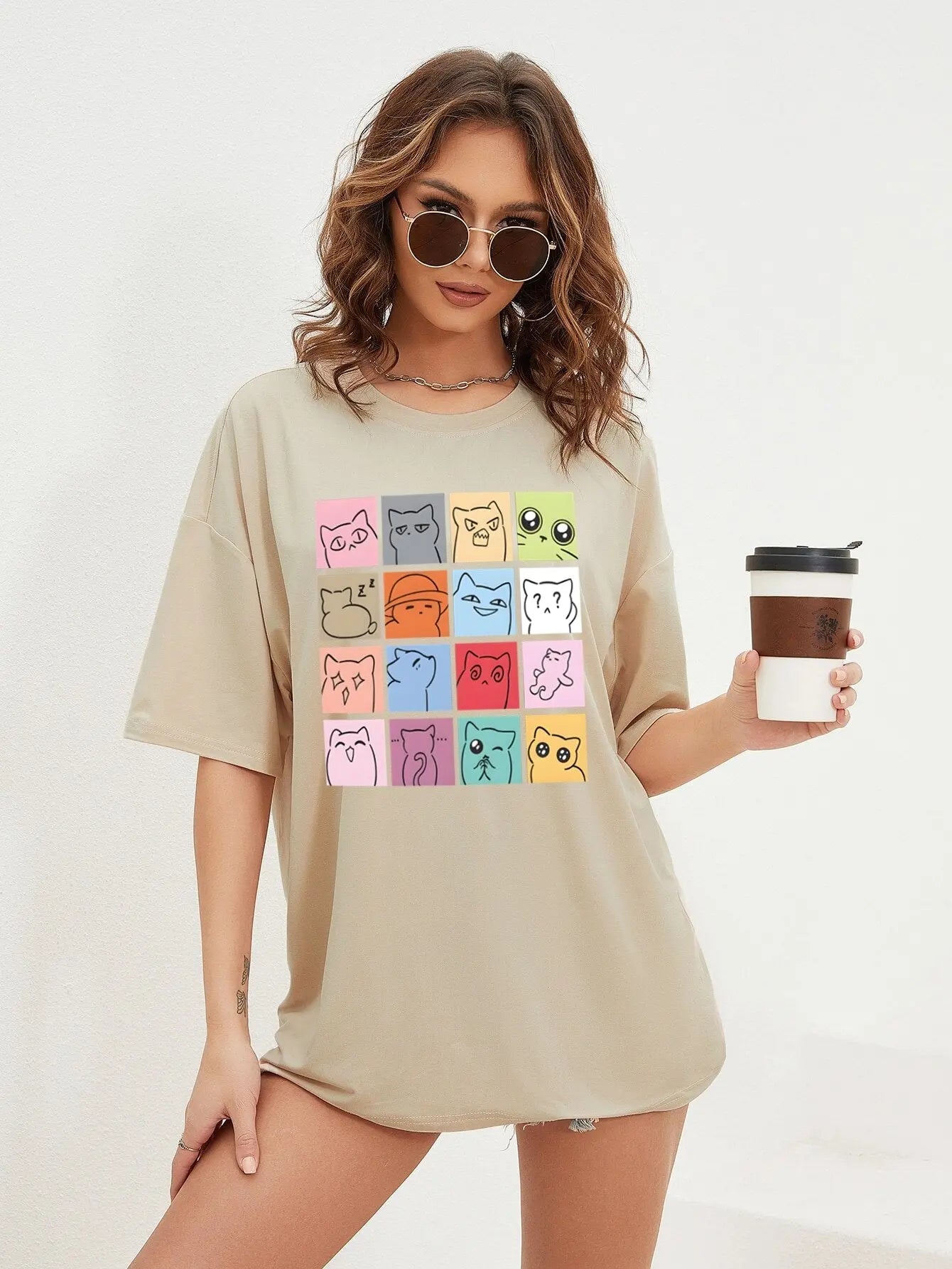 Une femme qui porte un tee-shirt beige avec des chats dessus
