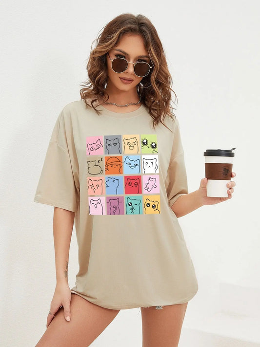 Une femme qui porte un tee-shirt beige avec des chats dessus