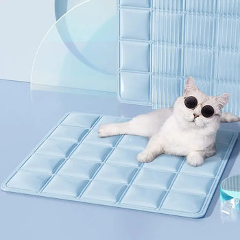 Tapis Rafraichissant Chat Confortable avec Motifs Carrés avec un chat couché dessus avec des lunettes de soleil sur fond bleu