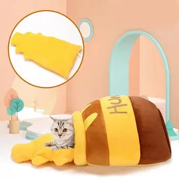 niche chat coussin lit  jolivase une niche au sol avec un chat dedans, devant murs roses et passage en arche bleu