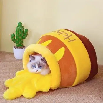 niche chat coussin lit  jolivase une niche au sol avec un chat dedans, un cactus derrière
