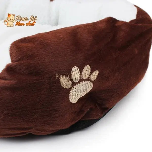 Coussin chat, maison pour chat, niche pour chat, Confort'Chat™ zoom sur patte de chat, couleur marron, sur fond blanc, logo Pour toi Mon chat en haut à gauche